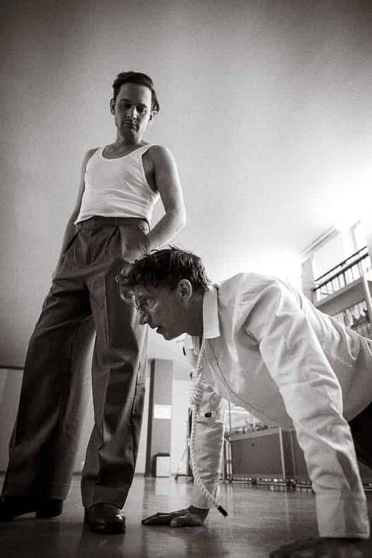 Robert Limpert muss Liegestützen machen, während sich der Ausbilder über ihn lustig macht