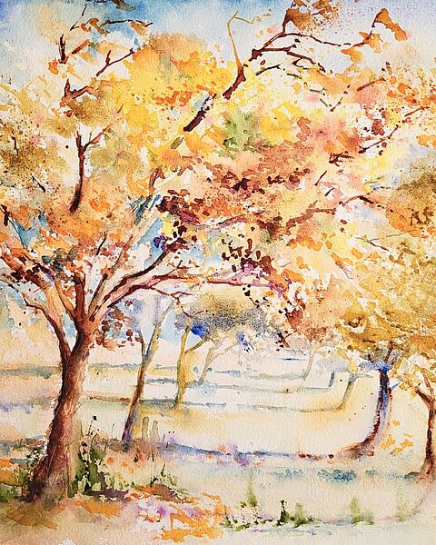 Aquarellmalerei einer herbstlichen Landschaft mit locker gemalten Bäumen in leuchtenden Gelb-, Orange- und Rottönen. Im Vordergrund steht ein großer Baum mit dunklem Stamm, dahinter weitere Bäume vor einem hellen, blau-weißen Himmel.