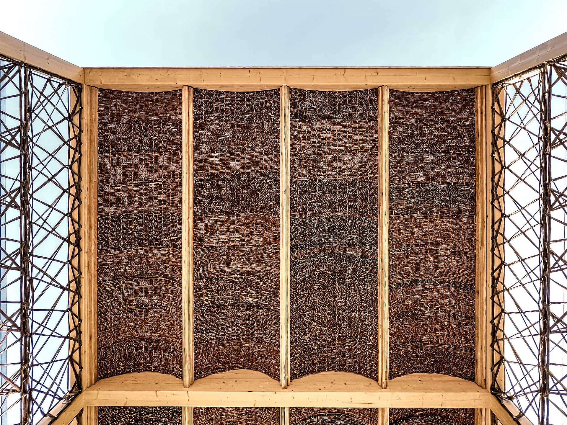 Das Bild zeigt den ReSidence Research Demonstrator, eine innovative Forschungsinstallation des Karlsruher Instituts für Technologie (KIT) in Zusammenarbeit mit FibR GmbH aus dem Jahr 2024.
