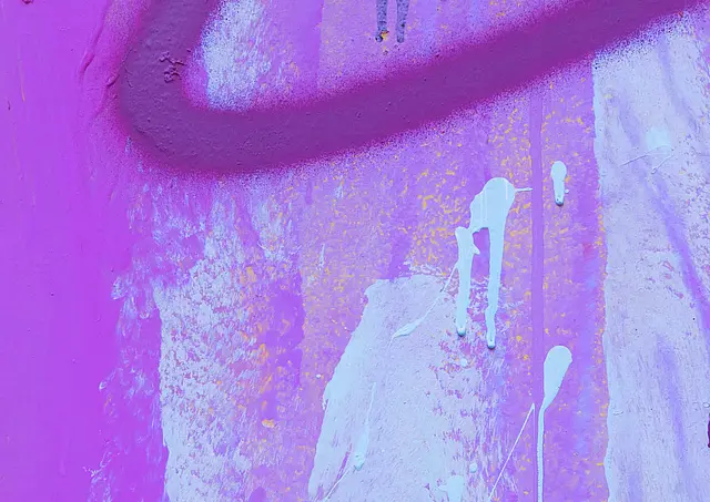Abstrakter, handgemalter Hintergrund in Violett, Pink und Hellblau mit Pinselstrukturen, Farbspritzern und verlaufenden Farbtropfen.