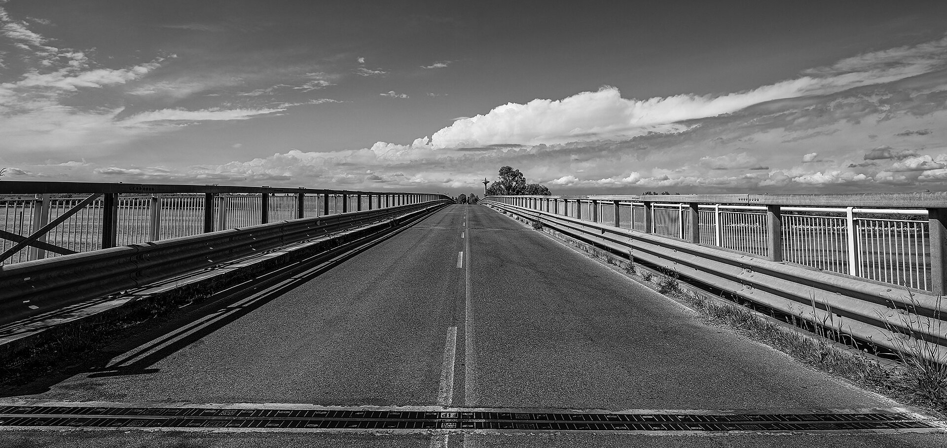 Eine kleine Fotorunde vom Campingplatz aus und über diese Brücke, die über die Lagune führt. In Schwarz-Weiß kommen die vielen Linien, die in die Ferne führen, besonders gut zur Geltung.